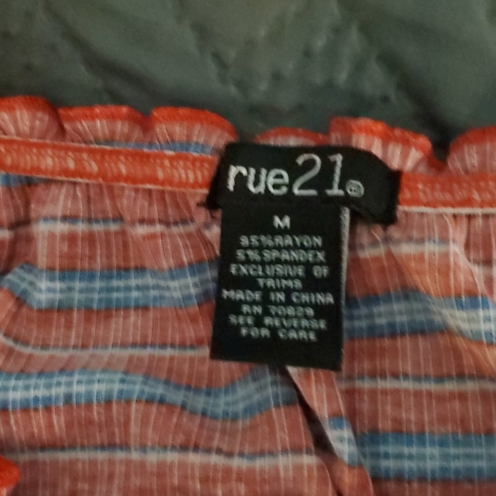 Rue 21 t-shirt - Picture 3 of 3